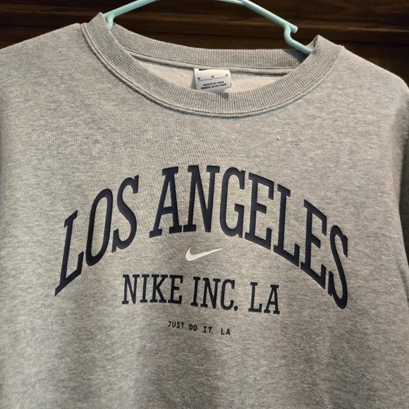 Nike Women's Cropped, Size Medium, Gray Los Angeles Sweatshirt, NIKE INC LA - Picture 3 of 10